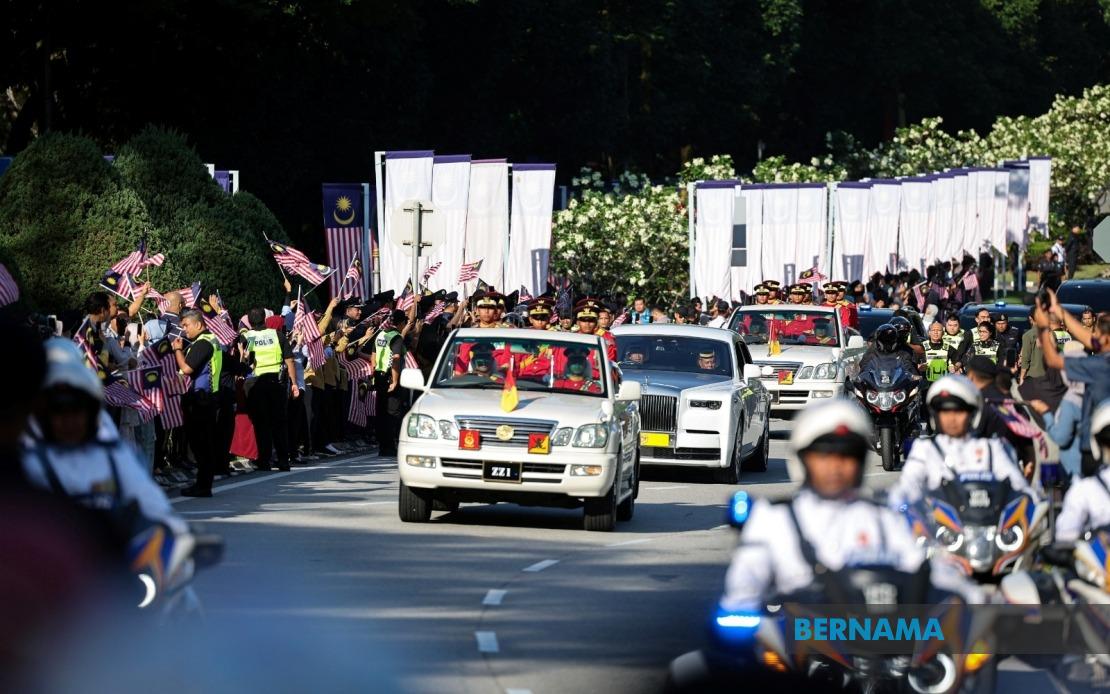 PERARAKAN PENUH WARNA-WARNI SAMBUT AGONG, RAJA PERMAISURI DI KLIA