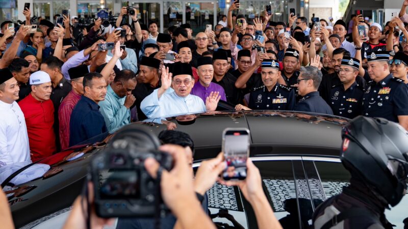 “Tiada isu Rafizi cuti lama, saya pun nak bercuti,” kata Anwar