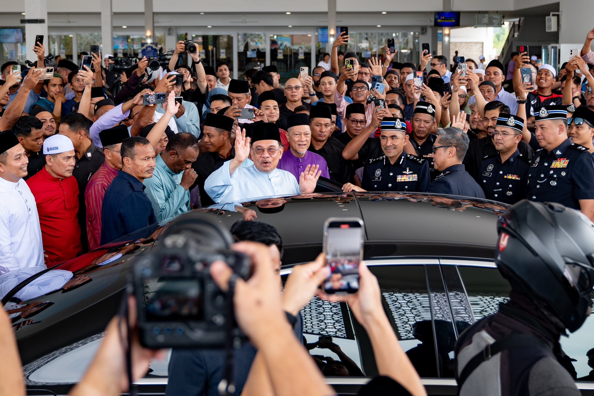 “Tiada isu Rafizi cuti lama, saya pun nak bercuti,” kata Anwar