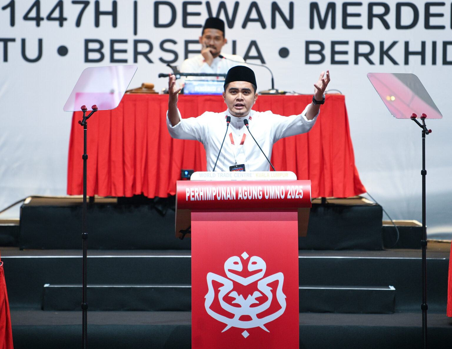“Kalau dengan DAP boleh bekerjasama, kenapa dengan PAS tak boleh?” – Akmal cabar UMNO