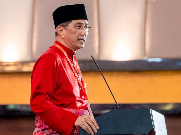 Mengikut perlembagaan, Bahagian Bersatu didakwa bubar masih wujud – Azmin