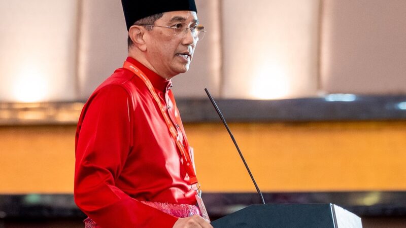 Mengikut perlembagaan, Bahagian Bersatu didakwa bubar masih wujud – Azmin