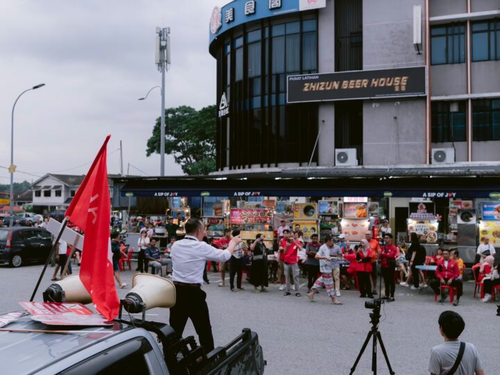 Dr. Maszlee jadi tumpuan ketika ‘walkabout’, tidak putus layan peminat bergambar